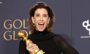 Fernanda Torres em momento de descontração após ganhar o Globo de Ouro 2025.
